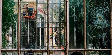 foto XAVIER CERVERA 30/08/2022 (Obertura del Viure del dia) Han començat les obres de rehabilitació de l'Hivernacle del parc de la Ciutadella, Barcelona. Fer també fotos dels edificis veïns: el Museu Martorell (antic museu geologia), que també està en obres. L'Umbracle, que està molt deteriorat i no s'està fent res (hi ha gent que hi viu a dins de tant en quant). I el Castell dels Tres Dragons (antic Museu de Zoologia), que espera el projecte per rehabilitar-lo