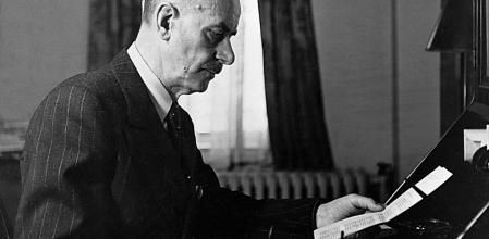 Thomas Mann trabajando en su despacho