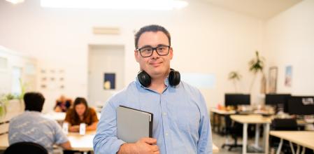 Un adulto con síndrome de Down, en un espacio de 'coworking'