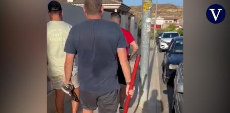 La historia de Víctor, un hombre que al regresar de sus vacaciones encontró su casa okupada, se ha convertido en uno de los vídeos más vistos de los últimos días. Por eso, tras su viralización, no han sido pocos los programas de televisión que han querido conocer más sobre su historia. Espejo Público incluido.

En concreto, el programa matinal de Antena 3 se ha puesto en contacto este miércoles con el dueño de dicho chalet okupado para saber cómo afrontó la ‘reconquista’ de su propia casa gracias a la ayuda de dos familiares que portaron palos y varas para recuperarla.