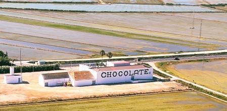 Plano exterior de la discoteca Chocolate en el término municipal de Sueca