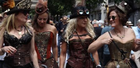 Participantes en la Passejada amb Barret en la Rambla de Catalunya de Barcelona.