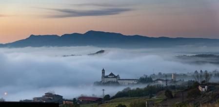 Amanecer con nieblas en Sant Hipòlit de Voltregà.