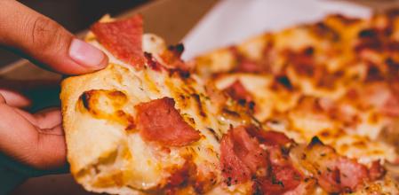 El truco definitivo para cortar la pizza y coger un trozo perfecto sin que nadie se entere