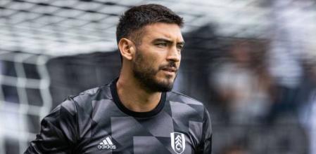 LONDON, ENGLAND - AUGUST 20: Fulham's Paulo Gazzaniga warming up before the match during the Premier League match between Fulham FC and Brentford FC at Craven Cottage on August 20, 2022 in London, United Kingdom. (Photo by Andrew Kearns - CameraSport via Getty Images