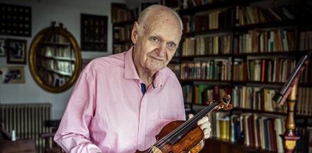 El compositor Jordi Cervelló fotografiado en su domicilio de Sarrià, en Barcelona, por su 85 aniversario