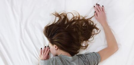 por qué sudo por la noche