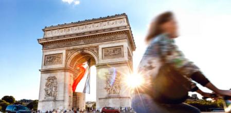 Los habitantes de París reciben cada día más alicientes para subirse al sillín de su bicicleta.