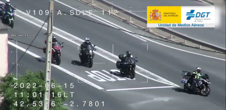 Un medio aéreo de la DGT capta cómo este grupo de motoristas se salta un Stop&nbsp;