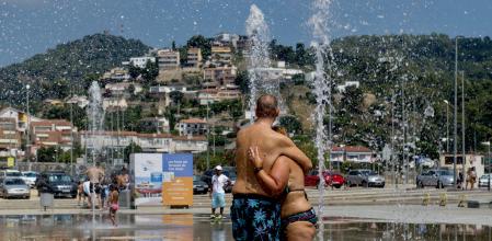 FOTO ALEX GARCIA OLA DE CALOR Y ALTA OCUPACION HOTELERA EN LA COSTA. EN LA FOTO LAS FUENTES PUBLICAS DEL TORRENTO DE CAN GELAT DE MALGRAT DE MAR 2022/07/24