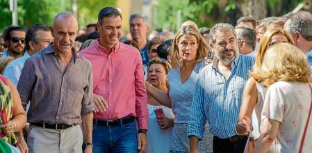 SEVILLA, 03/09/2022,- El secretario general del PSOE y presidente del Gobierno, Pedro Sánchez (c), y el alcalde de Sevilla, Antonio Muñoz (i), con vecinos del sevillano barrio de Pino Montano antes de participar en el primer acto de la campaña ?El Gobierno de la Gente?, que se celebra en Sevilla en la capital andaluza. EFE/ Julio Muñoz