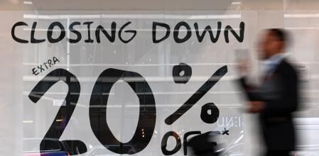 Un escaparate en Londres anuncia el cierre del establecimiento con descuentos