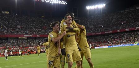 Gavi y Dembélé son los primeros en felicitar a Lewandowski tras su gol