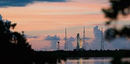 CAPE CANAVERAL, FLORIDA - SEPTEMBER 04: NASA's Artemis I rocket sits on launch pad 39-B after the launch was scrubbed at Kennedy Space Center on September 04, 2022 in Cape Canaveral, Florida. NASA scrubbed the second attempt to launch Artemis I due to a hydrogen leak issue. The earliest they might try for another launch would be late September Joe Raedle/Getty Images/AFP == FOR NEWSPAPERS, INTERNET, TELCOS & TELEVISION USE ONLY ==