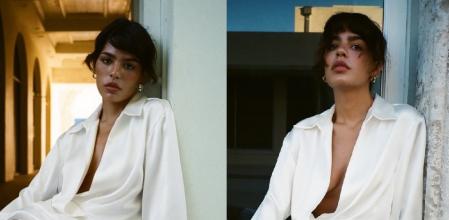 Vestido satinado en manga larga y detalle de frunces.