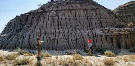 Miembros del equipo de la Universidad de Reading toman notas en el sitio del descubrimiento del fósil.