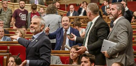 Iceta chilla protestando por la decisión de aplazar la jornada durante la sesion de hoy en el Parlament de Catalunya. foto David Airob