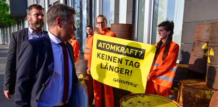 Greenpeace activists stage a demonstration as German Minister of Economics and Climate Protection Robert Habeck arrives to give a press conference on condition of nuclear plants in front of the BPK (Bundespressekonferenz) building in Berlin on September 5, 2022. (Photo by John MACDOUGALL / AFP)