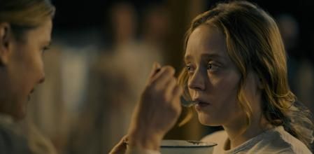 Madeleine Arthur es Mae, una joven salida de una secta en 'El diablo en Ohio'.