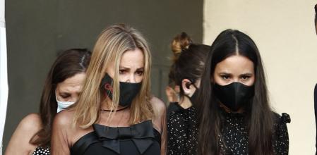 Ana García Obregón y Carolina Monje durante el funeral de Aless Lequio, el 30 de junio de 2020.