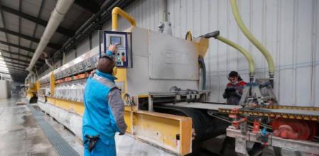 Trabajadores en la planta castellonense de Roca Tiles, dedicada al azulejo