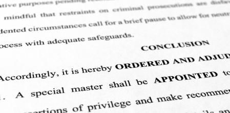 Página de la resolución judicial que accede a la petición de Trump de un experto independiente que revise la documentación hallada en su mansión de Florida