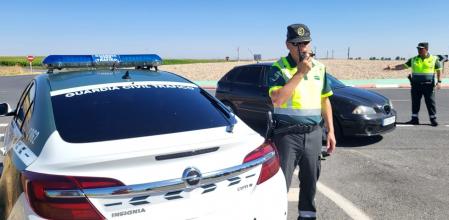 Agentes de la agrupación de Tráfico controlan que los conductores cumplan la normativa 