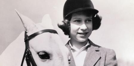 La princesa heredera Isabel de Gran Bretaña, más tarde reina Isabel II, con su poni, a los 10 años