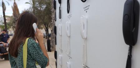 Una persona escuchando el testimonio de uno de los 62 teléfonos