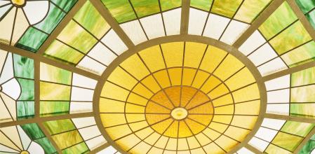 Su cúpula impregna el espacio de luz