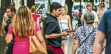 02 - 09 - 2015 / Barcelona / Terrazas y camareros en Rambla Catalunya / Foto: Llibert Teixido