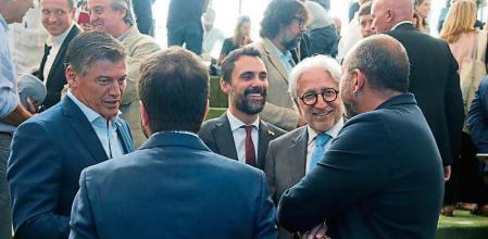 El president de la Generalitat, Pere Aragonès; i el conseller d'Empresa i Treball, Roger Torrent, parlen amb Josep Sánchez Llibre (Foment del Treball); Javier Pacheco (CCOO) i Antoni Cañete (PIMEC), després de signar el Pacte Nacional per la Indústria