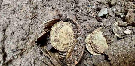 La pareja no sabía que tenía un botín debajo de su cocina