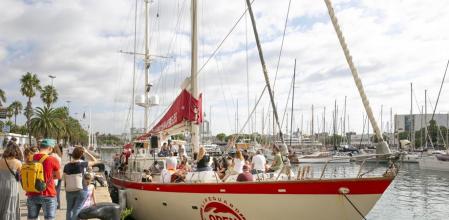 Silvia Abril llegeix un conte al veler Astral d'Open Arms a la Setmana del Llibre en Català