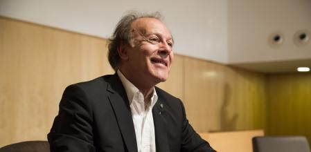Javier Marías en la presentación del libro Berta Isla en la Biblioteca Jaume Fuster de Gràcia - Foto: Montse Giralt