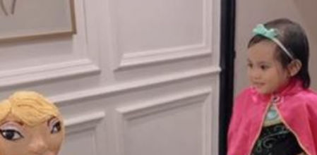 La niña al ver el pastel de su cumpleaños