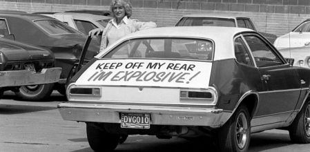 Un ejemplar del Ford Pinto con un texto que dice: “mantenerse alejado de mi parte trasera; soy explosivo”&nbsp;
