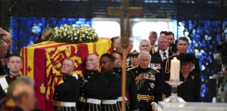 El féretro de Isabel II, con Carlos III y Camila en segundo plano, entrando en la catedral de Saint Giles, en Edimburgo