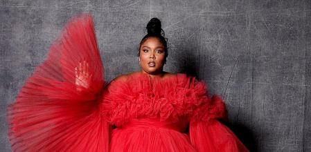 Lizzo acudió a los Premios Emmy con un espectacular vestido rojo de Giambattista Valli Alta Costura.