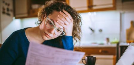 Una mujer revisa su factura de la luz