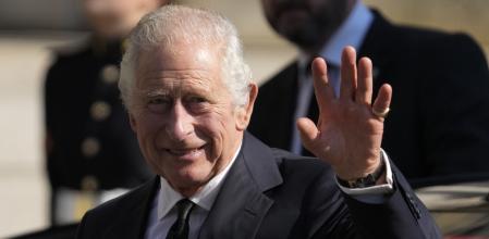 El Rey Carlos III de Gran Bretaña saluda a los miembros del público mientras llega a la Catedral de Santa Ana para asistir a un Servicio de Reflexión por la vida de Su Majestad la Reina Isabel en Belfast, el martes 13 de septiembre de 2022