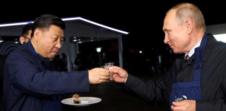 FILE PHOTO: Russian President Vladimir Putin and Chinese President Xi Jinping toast during a visit to the Far East Street exhibition on the sidelines of the Eastern Economic Forum in Vladivostok, Russia September 11, 2018. Sergei Bobylev/TASS Host Photo Agency/Pool via REUTERS/File Photo