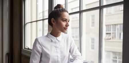 La camisa blanca es un básico versátil que te ofrece un 'look' formal y cómodo.