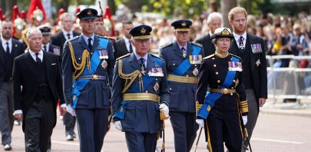 El rey Carlos III y los miembros de la familia real siguen el ataúd de la reina Isabel II