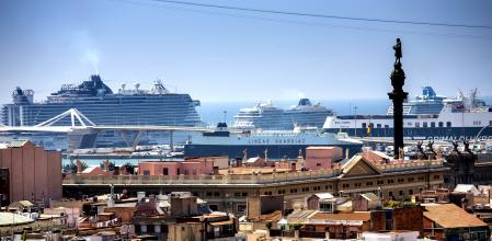 TERMINAL DE CRUCEROS EN EL PUERTO DE BARCELONA CON VIVENDAS Y LA ESTATUA DE COLON EN PRIMER TERMINO