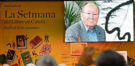 Ceremonia de la entrega del 22 Premio de la trayectoria de La Setmana del Llibre en Català a Joan Francesc Mira.Entrega virtual del premio por ausencia del escritor.