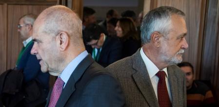 Los expresidentes socialistas Manuel Chaves (i) y José Antonio Griñán (d), a su llegada hoy a la sala de la Audiencia de Sevilla Raúl Caro