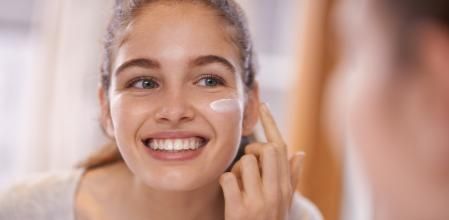 Shot of a teenager applying moisturizer to her face in front of the mirrorhttp://195.154.178.81/DATA/i_collage/pu/shoots/805371.jpg