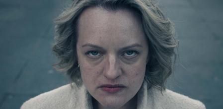 Elisabeth Moss se llevó el Emmy por la primera temporada.