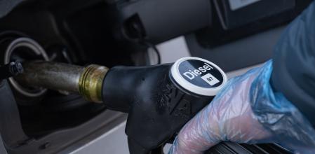 Una persona reposta el coche con diésel